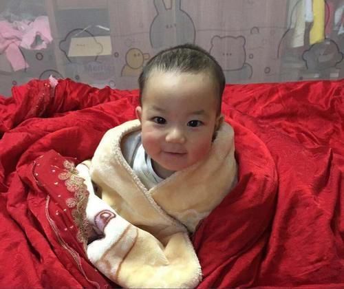 宝爸|妈妈趁娃睡觉就赶时间去洗衣服,转头看到这一幕,眼眶一下湿润了