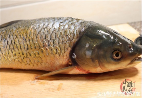 鱼尾处|才发现,原来草鱼去刺这么简单,2分钟学会,鱼刺去除快速又干净