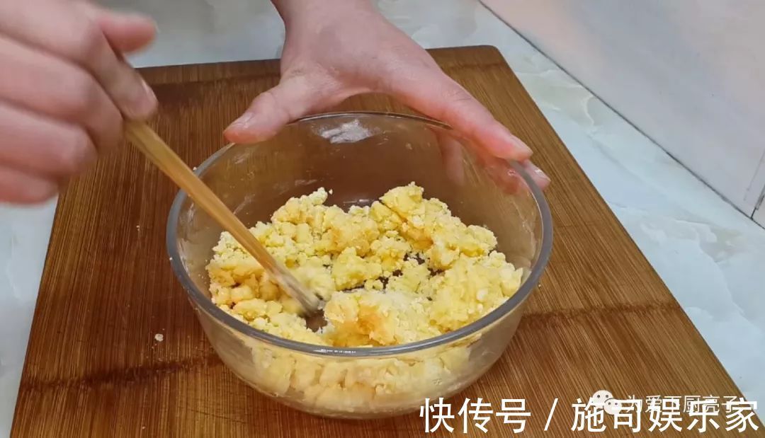 2勺面粉，1个鸡蛋，筷子搅一搅，做法比油条简单，比麻花都好吃