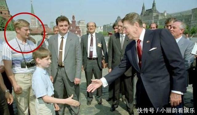 提包|普京年轻时给领导提包的老照片,第四张估计你看不出他到底在干啥