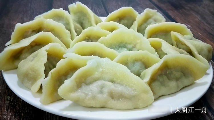 白菜饺子好吃有诀窍，教你饭店做法，饺子鲜嫩多汁不好吃才怪