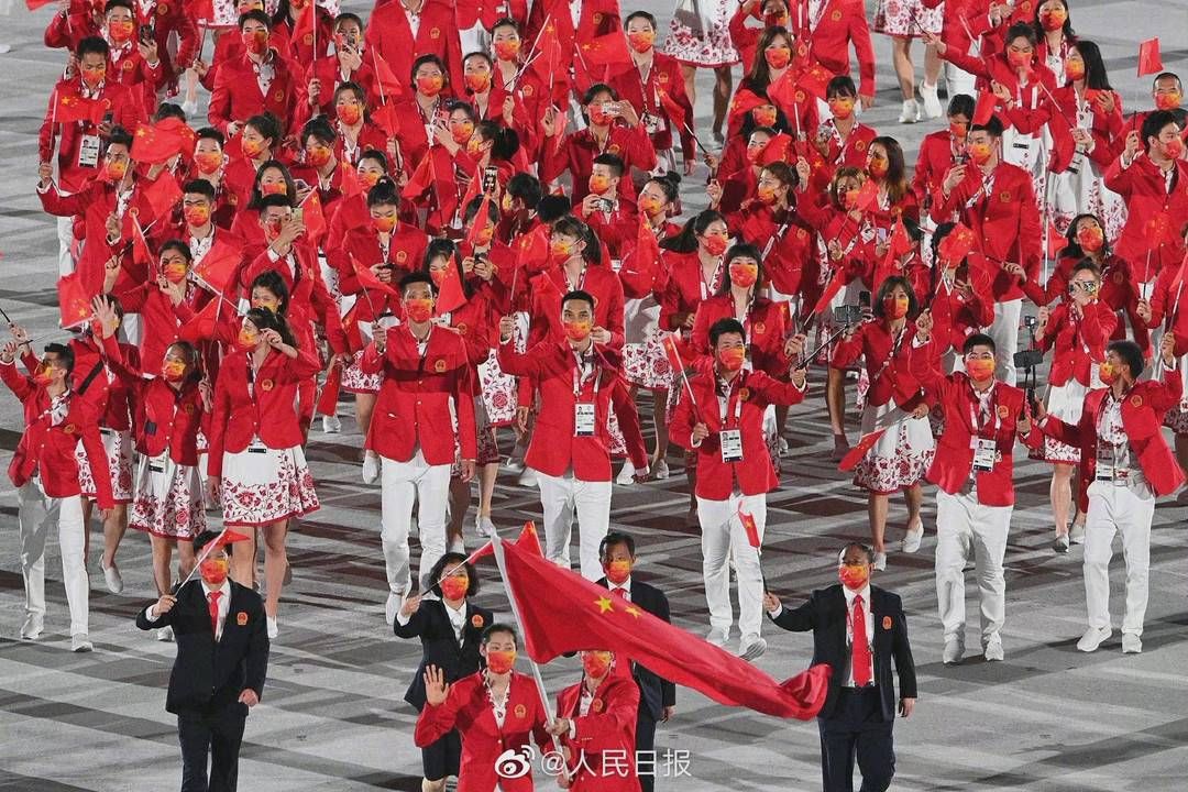 东京奥运会|汤加小哥赤膊亮相、哈萨克斯坦“仙女”旗手吸睛，最飒的还是中国代表团！