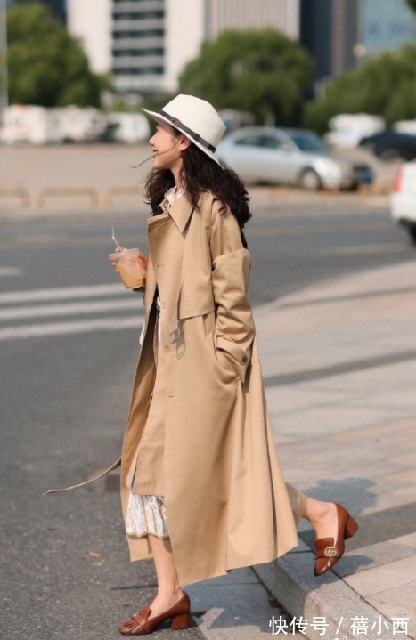 乐福鞋|秋季建议爱美女性多穿“风衣”,搭配连衣裙、半身裙,时髦又优雅
