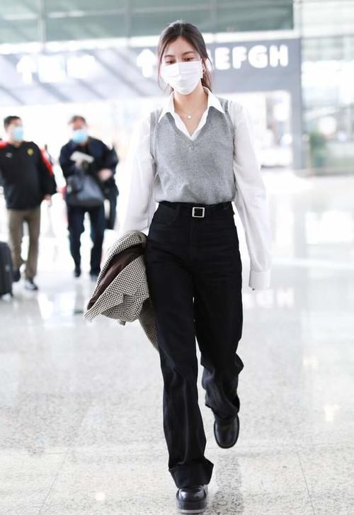 如何把白衬衫穿出时髦感？叠穿高领衫保暖干练又有型，配马甲很酷