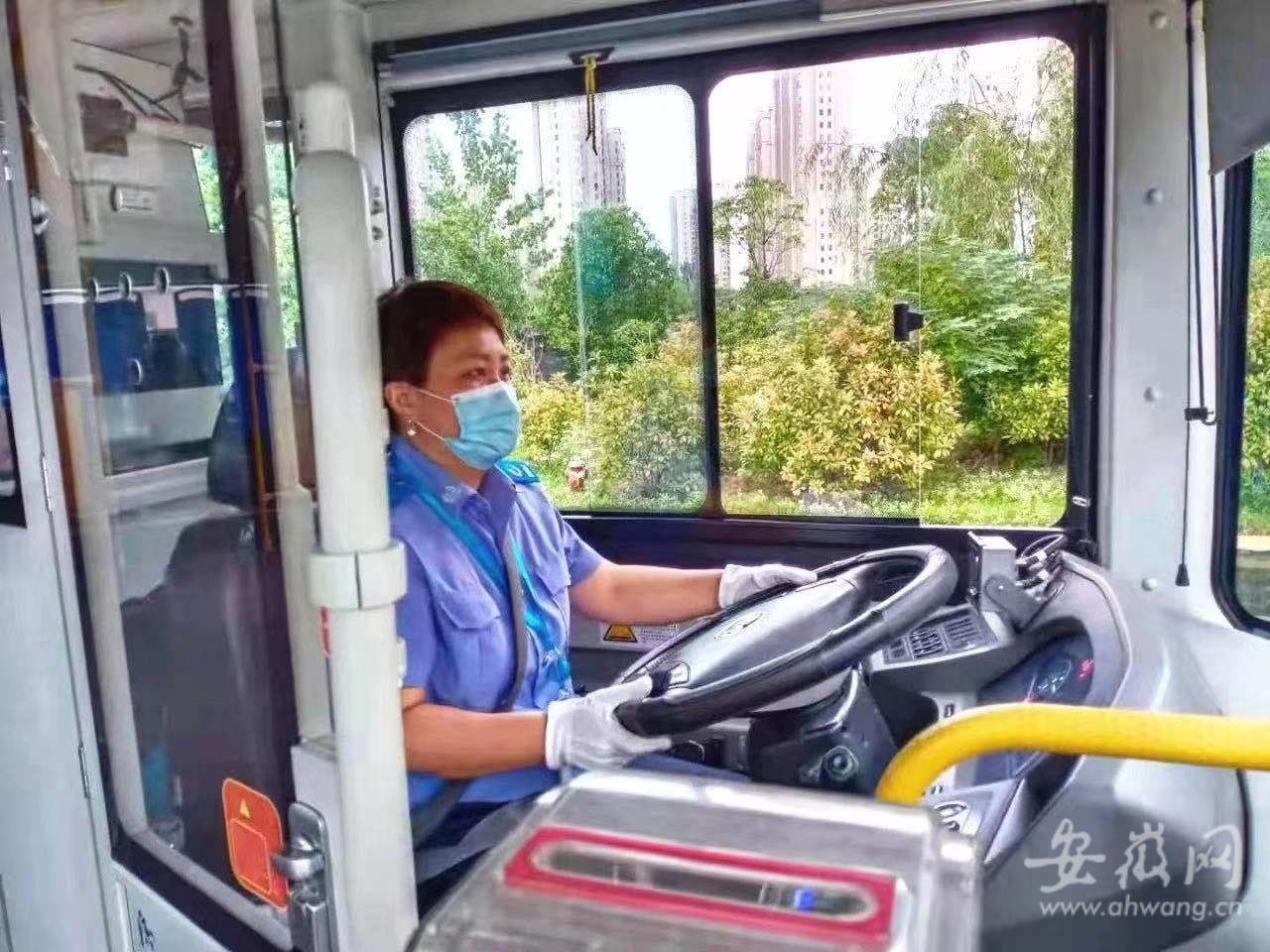 蚌埠一公交駕駛員雨中送傘白髮老人手寫感謝信專程致謝 中國熱點