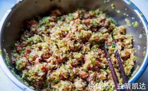 正确|饺子馆的饺子为啥那么好吃？教你正确做法，饺子鲜嫩多汁，香味足