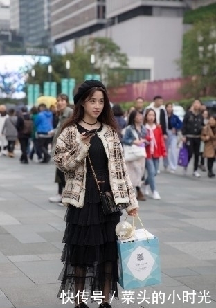 路人街拍,小姐姐搭配一件白色的贴身小背心,非常随意和性感