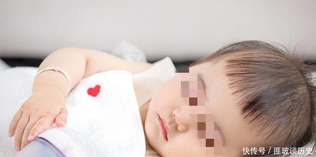 孩子睡觉时的三个表现，暗示了大脑发育状况良好，将来智商低不了