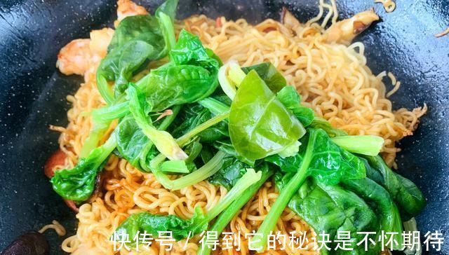 方便面别总是煮着吃,这样做比张云雷泡面的还香,朋友都说太豪华