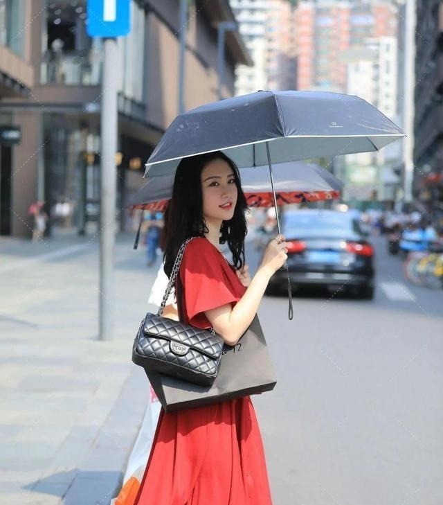 夹克 优雅的丰润,打底裤搭配夹克和鞋子,有着出众的气质