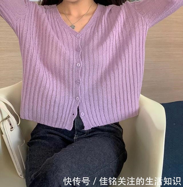 纽扣 针织衫 + 3件下装,早秋这样穿好时髦!