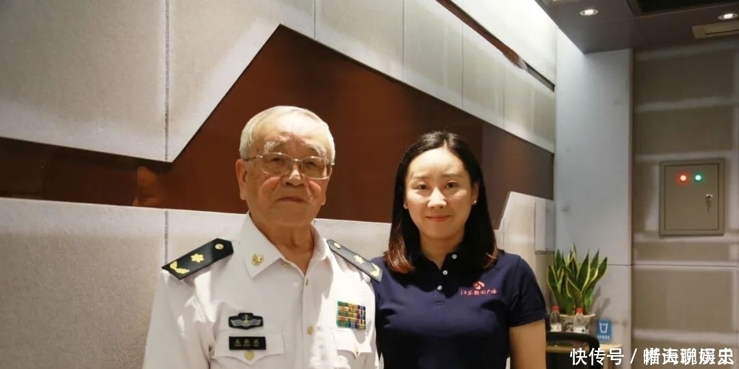 听了这首歌,两位老人精神一振他们唱着歌来了