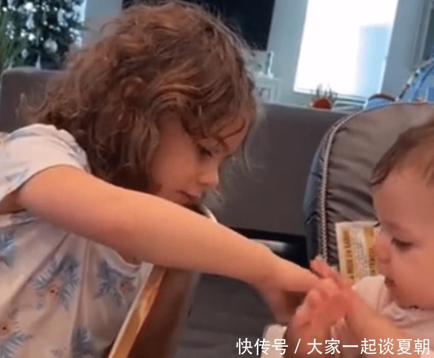 大宝|弟弟揪姐姐头发,本以为姐姐会发脾气,没想到姐姐的做法也太暖了