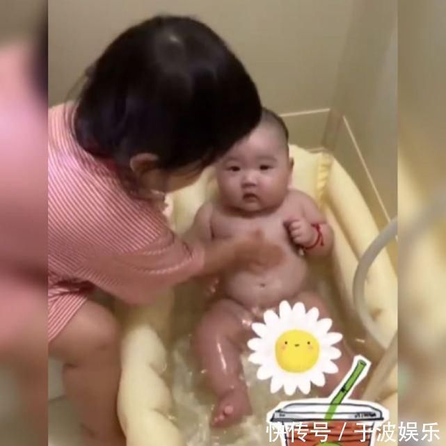 家长们|2岁姐姐给5个月妹妹细心的洗澡火了,网友这技术洗的可真是赞