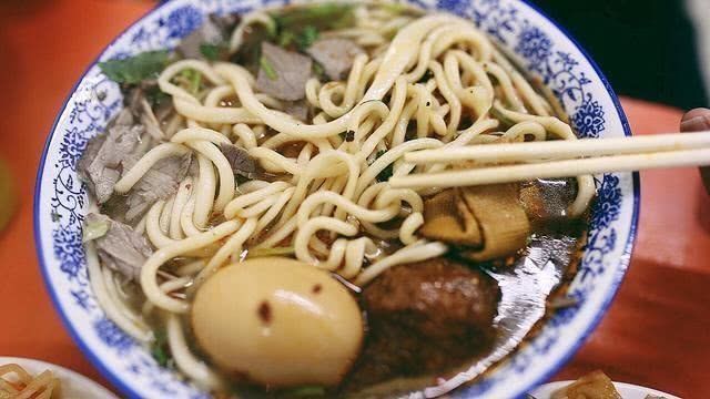 兰州拉面|沈腾冒雨吃了碗拉面,25万人点赞,看到店面后,网友苍蝇馆子