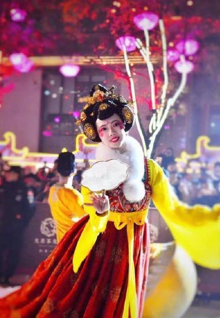 高配版|宝宝模仿“不倒翁小姐姐”,表情到位,网友:一看就是高配版