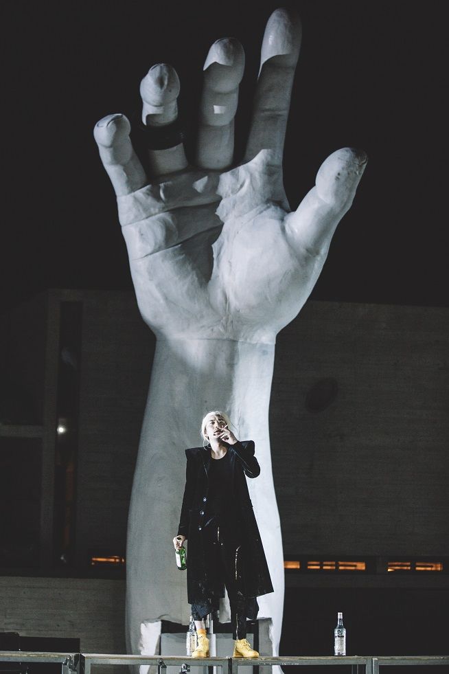 张玮玮|从阿那亚到上海，庞然巨手中的《伤心咖啡馆之歌》指向先锋