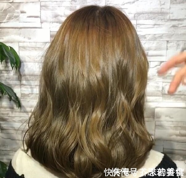 有色彩 一个20年发型师的忠告:头发齐肩烫后迷人,内扣大气!左右都好