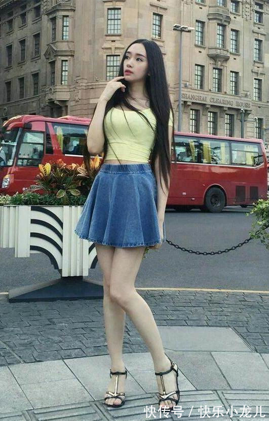 着装 着装时尚的且面带笑容的小姐姐,看上去很有亲切感