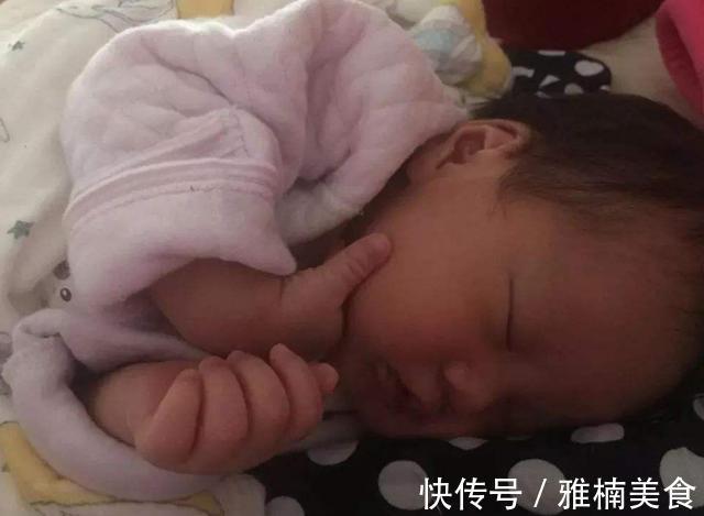 声音|给孩子喂奶的时候,孩子总是抬头看妈妈并笑,宝宝这是在做什么呢