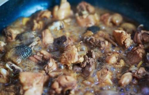 炒鸡肉时，直接下锅炒大错特错，炒之前多加一步，鸡肉更鲜嫩入味