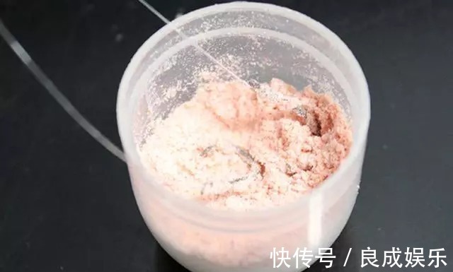 蘸饵|天气越来越冷,用蚯蚓钓鱼,多一个小步骤事半功倍