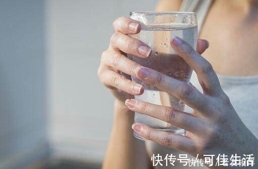 健康|睡觉前,别急着躺下,先做4件事,提高睡眠质量,身体更健康