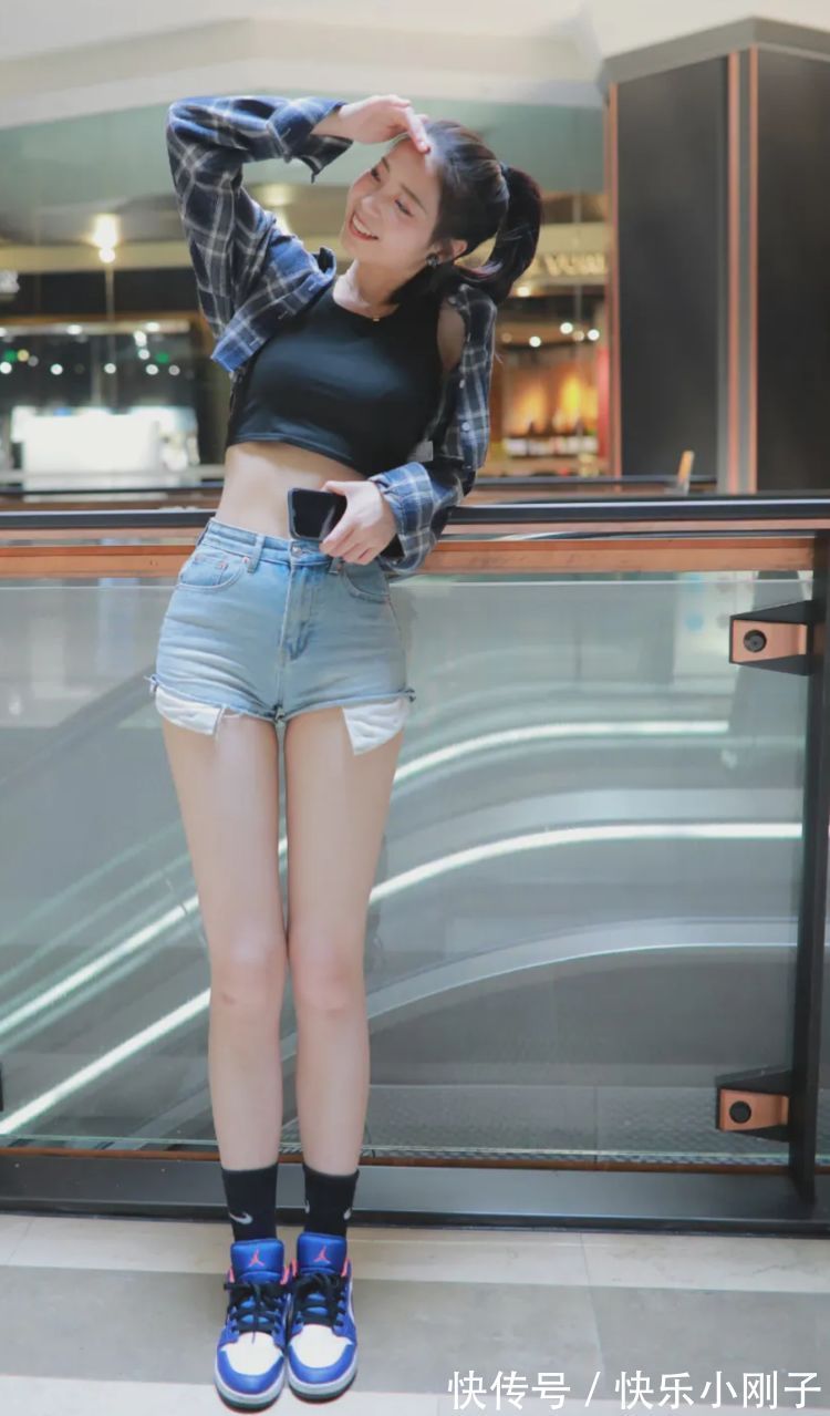 方格衬衫 方格衬衫配牛仔短裤,清新的西式风格,特别修饰身材