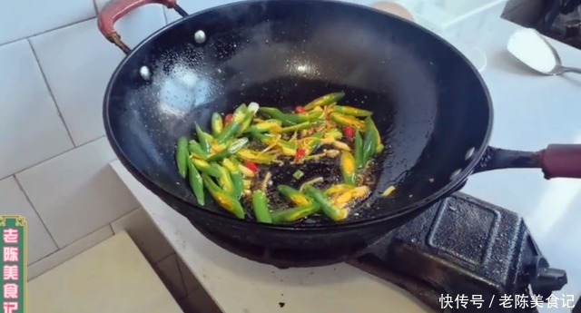 家常菜|家常菜胡萝卜炒黑木耳,这样做美味又营养,做法简单味道好,下饭