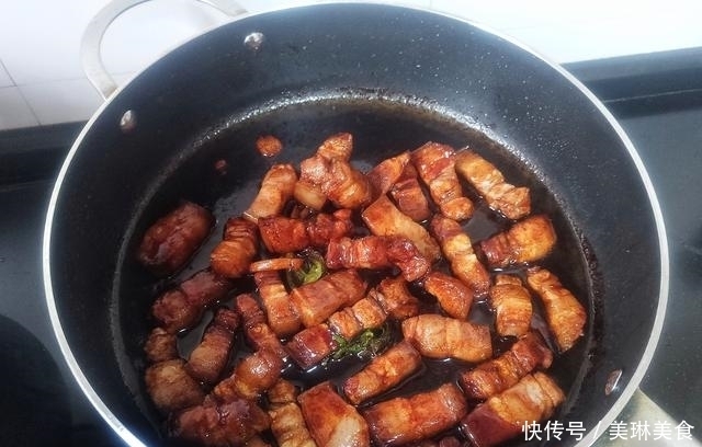 家庭秘制红烧肉炖土豆,好吃的秘诀全在此,别加错了,要不然不香