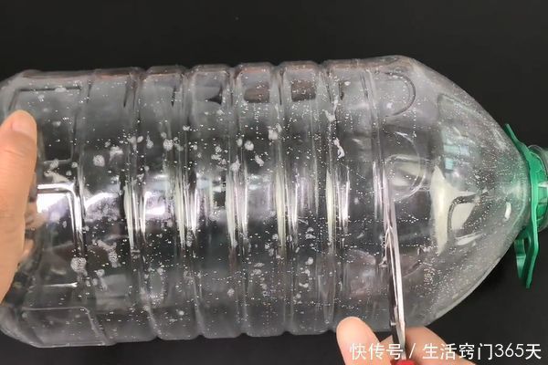 空油桶上穿2根绳子,真是太厉害了,在家做10个都不够用!太棒了