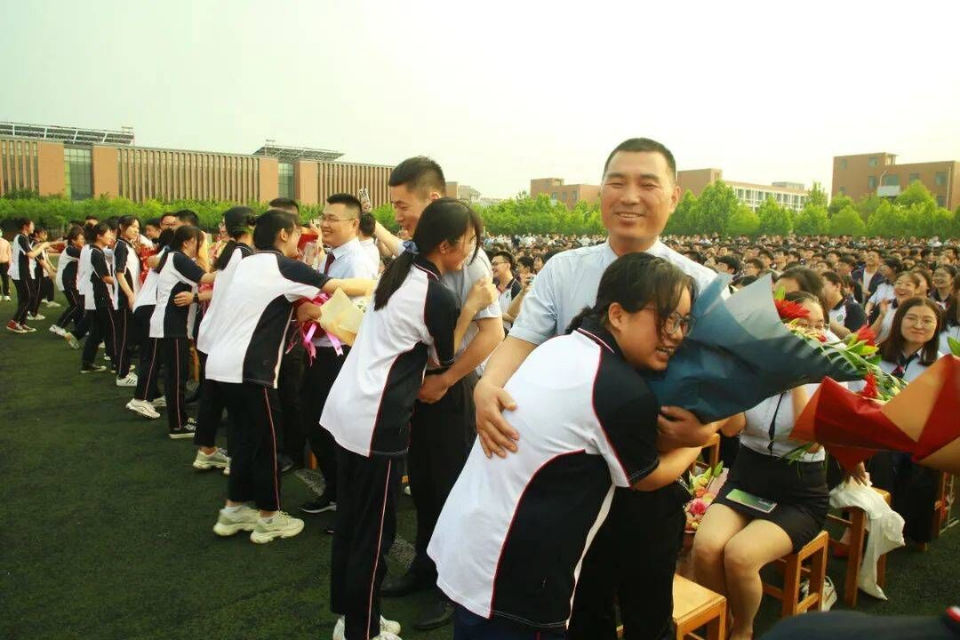 高三|太走心！这场毕业典礼让毕业生湿了眼眶