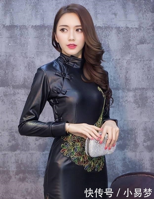 典雅柔媚的中国风美女,皮质国风旗袍知性又妩媚,轻熟风魅力十足