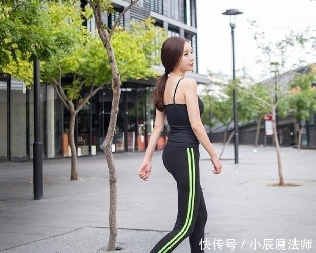 美女|小姐姐爱穿打底裤美女展现清爽美好的穿衣风格