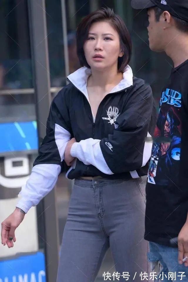 混合 棒球衫搭配牛仔裤,轻松舒适,简单的设计强调时尚感