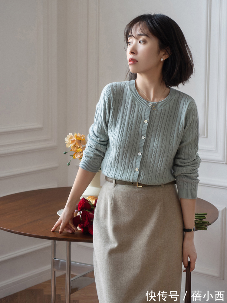 穿搭 今年火了一种穿搭,叫“针织衫+半身裙”,不仅知性而且超有气质