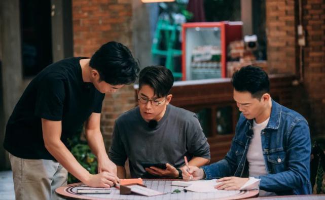 第一期就这么好笑,《大湾仔的夜》也太让人上头了吧?