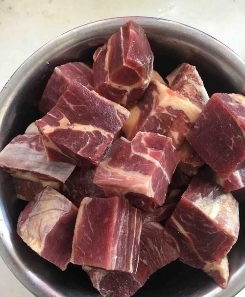 过年炖肉，要想肉质鲜嫩入味，一定要加这两种调料，越炖越香