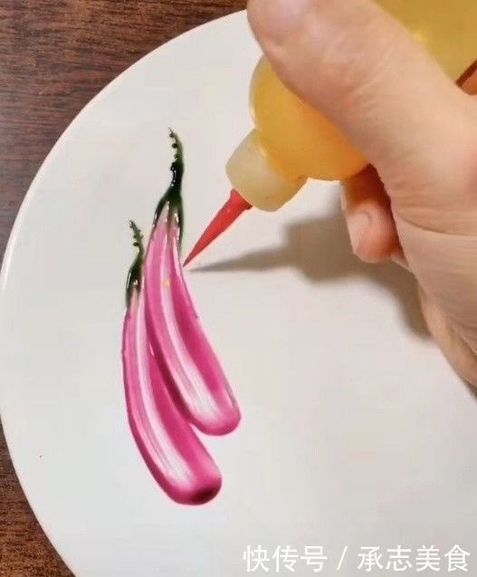 细长条!美术生在盘子上画画,刚开始太简单了,结尾画成了我吃不起的样子