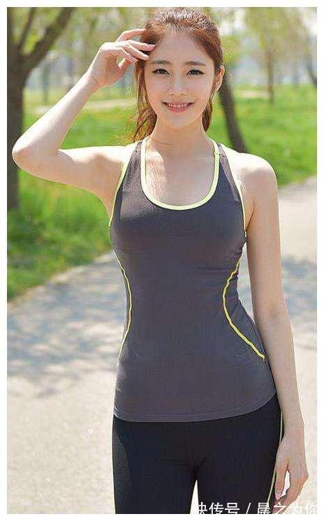 搭配 打底裤的设计,让你呈现一种独特的美,看起来很别致又典雅