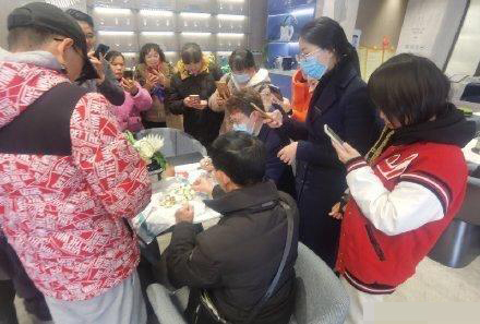 合法|重庆大爷买房拿12锭金元宝,到底价值多少钱,直接交易合法吗?