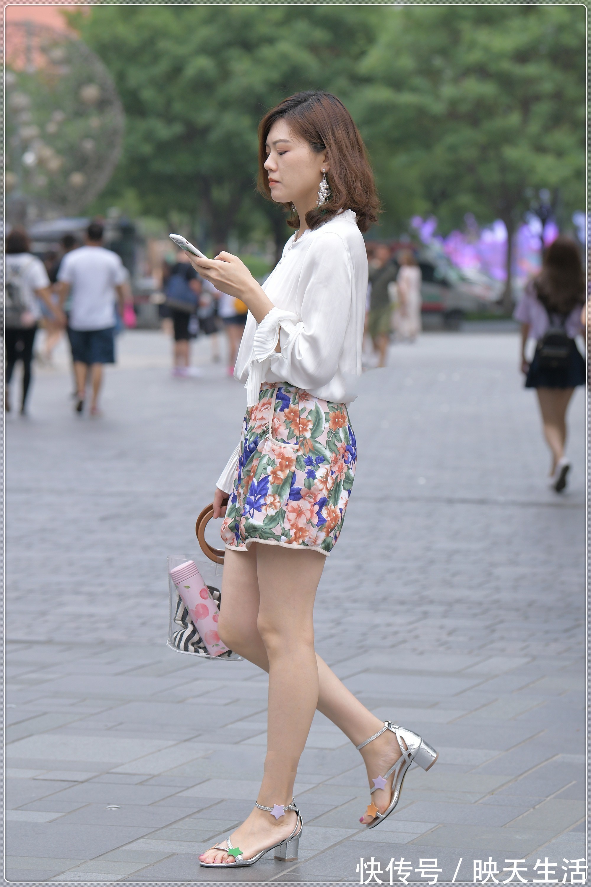 年代感|雪纺白衬衣搭配复古花纹短裤,大气优雅,时尚精致