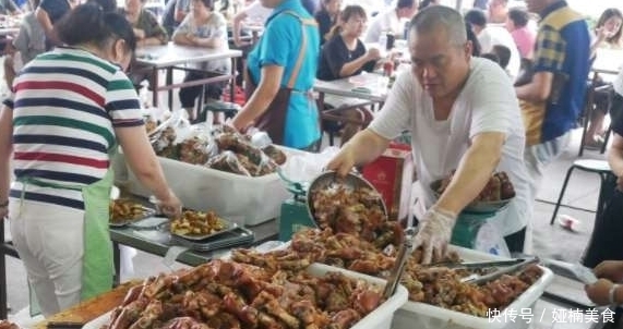 中年夫妻摆摊卖它,30元一只,都骂他黑心,尝了一口排队抢着买