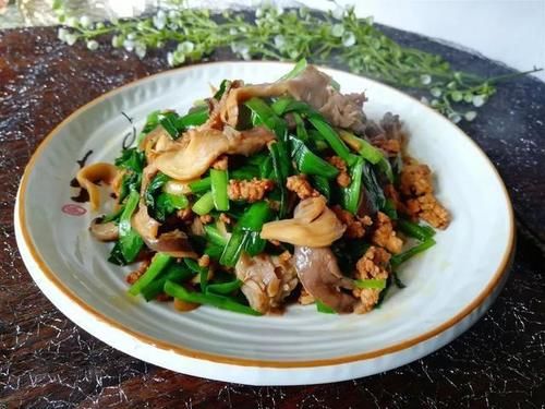 美食推荐：蒜香炒花甲，红烧蘑菇，韭菜肉末炒平菇，栗子焖杏鲍菇