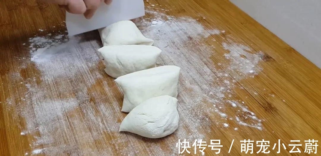 案板|3勺清水,1斤面粉,淋上鸡蛋液,教你做创意早餐饼,比葱油饼好吃