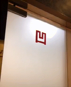 |搞笑美女GIF：看什么看？没看过美女摔跤吗？