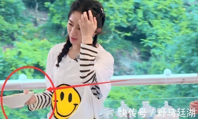 趙麗穎自己學(xué)習(xí)做冰沙,誰注意她手里用的碗這顧客還怎么敢來