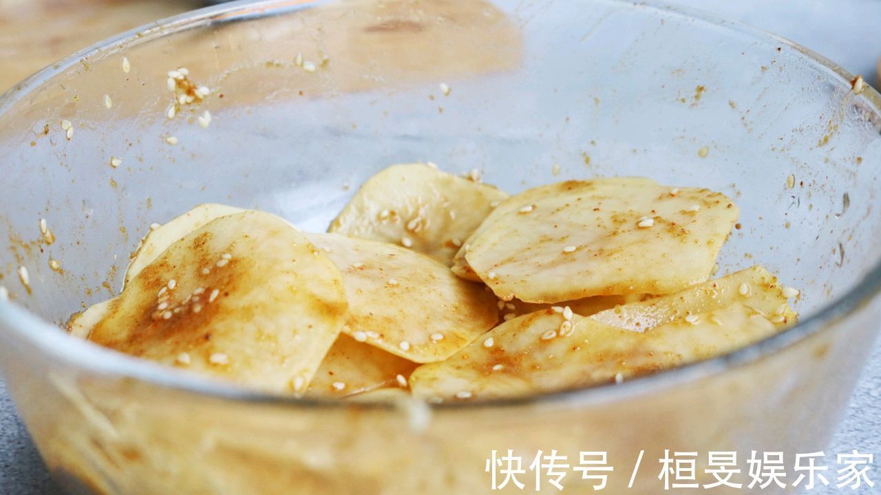 好吃|土豆超好吃的做法，不炒不炖，一次做三个土豆不够吃，一看就会做