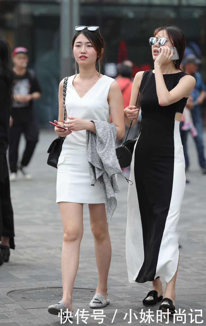 街拍美女: 连衣裙不再配高跟鞋, 脚踩平底鞋一样美得出众