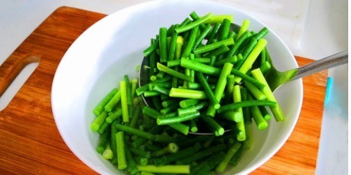 炒蒜苔时,最好不要直接下锅炒,饭店都这样做,蒜苔香脆更入味